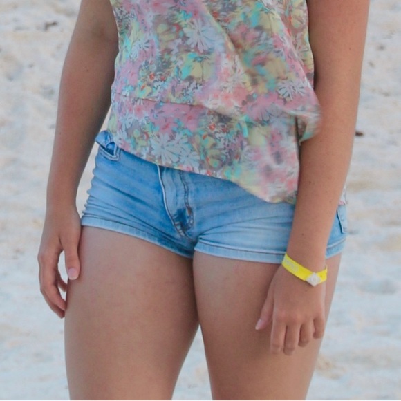 Women’s American Eagle light wash hi-rise shortie jean shorts. Size 4. - Picture 2 of 16